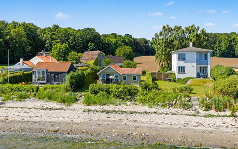 Astrath - 10M from the Sea: Maison, Domicile, Chalet, Paysage, Toit, Cotiers Et Relief Océaniques, Côte, Biens, Rive