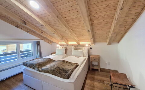 Chez Gredia: Plafond, Design Intérieur, Pièce, Dur, Chambre, Tache De Bois, Parquet, Grenier, Lit, Cadre De Lit