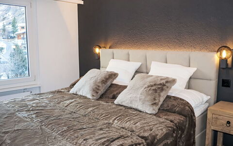 Chez Gredia: Lit, Meubles, Literie, Design Intérieur, Chambre, Drap De Lit, Mur, Sol, Linge, Sol
