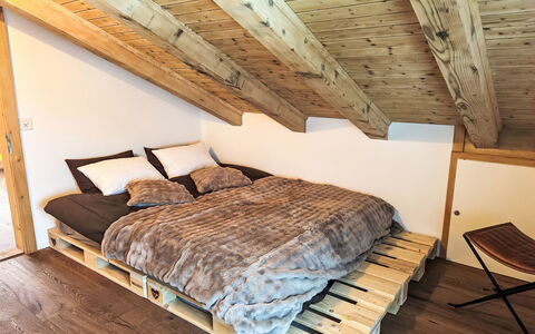 Chez Gredia: Bois, Meubles, Sol, Design Intérieur, Sol, Chambre, Linge, Lit, Pièce, Literie