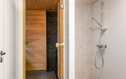 Joutsenranta: Sol, Mur, Sol, Bois, Luminaire Plomberie, Composite, Plomberie, Tuile, Tache De Bois, Salle De Bains