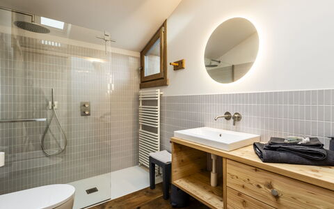 Planta Apartment: Salle De Bains, Luminaire Plomberie, Design Intérieur, Sol, Sol, Évier, Lavabo, Armoire De Toilette, Robinet, Plafond