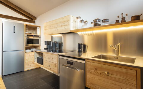 Planta Apartment: Cuisine, Comptoir, Bois, Design Intérieur, Sol, Meubles, Cabinetry, Appareil De Cuisine, Plafond, Électroménager