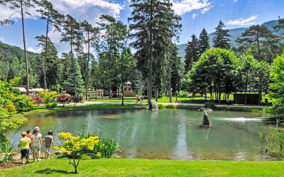 Terme di Comano 301: Arbre, La Nature, Jardin, Paysage, Étang, Attraction Touristique, Lac, Parc, Réflexion, Station De Montagne