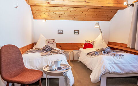 Chesa la Drosa Ab: Meubles, Design Intérieur, Bois, Plafond, Sol, Sol, Chambre, Lit, Pièce, Éclairage