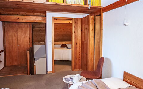 Chesa la Drosa Ab: Mur, Bois, Sol, Design Intérieur, Sol, Meubles, Chambre, Plafond, Lit, Pièce
