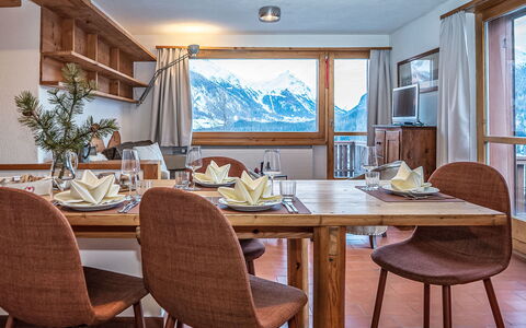 Chesa la Drosa Ab: Meubles, Plafond, Table Cuisine Et Salle A Manger, Chaise, Dur, Salle À Manger, Alpes, Tache De Bois, Glacial Relief, Cabinetry
