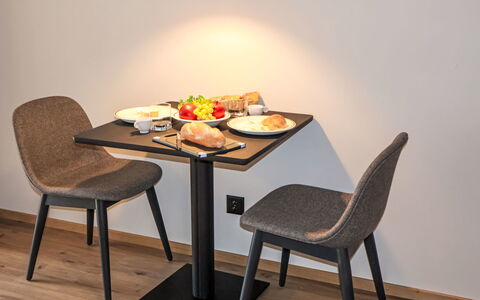 Sonnhalde a: Meubles, Table, Salle À Manger, Chaise, Table Cuisine Et Salle A Manger, Tache De Bois, Table Basse, Restaurant, Dur, Plante D'Appartement