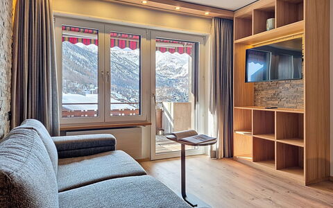 Zermatt 310: Design Intérieur, Pièce, Appartement, Salon, Rideau, Tache De Bois, Télévision, Glacial Relief, Chaise, Dur