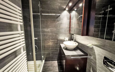 Sonnhalde a: Luminaire Plomberie, Sol, Salle De Bains, Sol, Design Intérieur, Évier, Plomberie, Robinet, Tuile, Lavabo