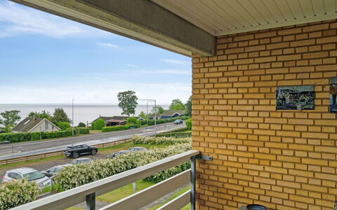 Ømund - 100M from the Sea: Meubles, Design Intérieur, Sol, Sol, Plafond, Pièce, Chaise, Table, Appartement, Table Cuisine Et Salle A Manger
