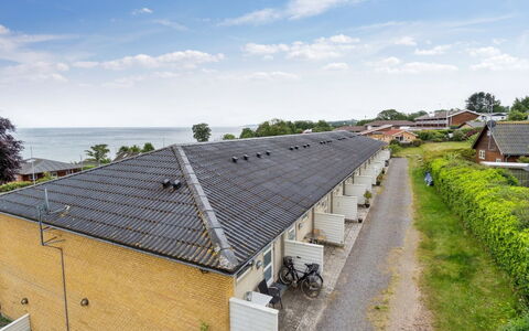 Ømund - 100M from the Sea: Meubles, Design Intérieur, Sol, Sol, Plafond, Pièce, Chaise, Table, Appartement, Table Cuisine Et Salle A Manger
