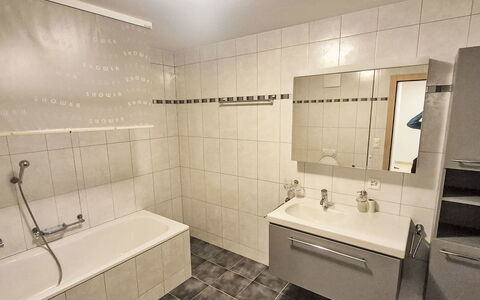 Perrine: Sol, Luminaire Plomberie, Sol, Salle De Bains, Design Intérieur, Évier, Robinet, Plomberie, Lavabo, Tuile