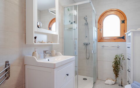 Sol & Sal: Salle De Bains, Luminaire Plomberie, Lavabo, Design Intérieur, Évier, Sol, Sol, Armoire De Toilette, Miroir, Robinet