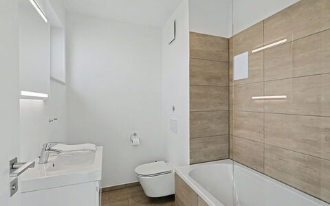 Penthouse Dümmerblick (619): Salle De Bains, Sol, Sol, Luminaire Plomberie, Mur, Design Intérieur, Baignoire, Robinet, Plomberie, Évier