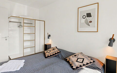 Seemomente (615): Meubles, Lit, Design Intérieur, Chambre, Sol, Sol, Mur, Pièce, Drap De Lit, Literie