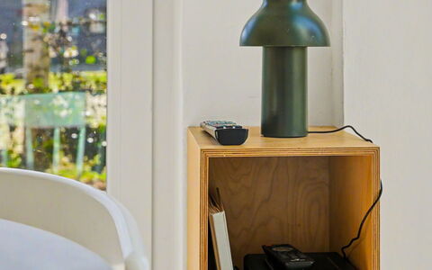 Seemomente (615): Meubles, Éclairage, Design Intérieur, Pièce, Rayonnage, Tache De Bois, Enceinte, Dur, Lampe, Contre-Plaqué