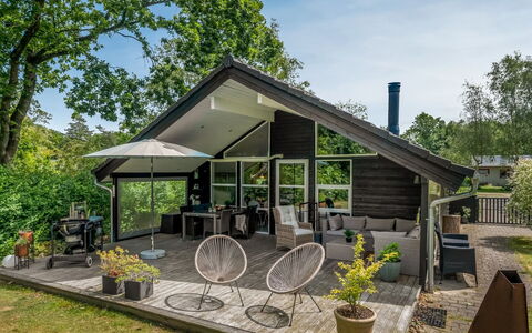 Iorund - 10Km from the Sea: Toit, Domicile, Maison, Chalet, Jardin, Ombre, Biens, Cour, Batiments Jardin, Porche