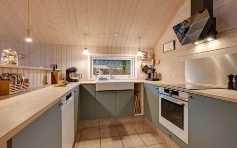 Iorund - 10Km from the Sea: Cuisine, Design Intérieur, Comptoir, Bois, Plafond, Sol, Meubles, Principaux Appliance, Appareil De Cuisine, Luminaire