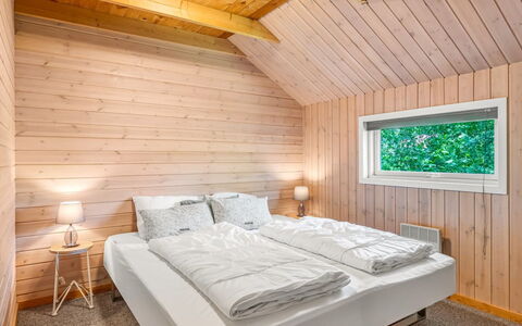 Iorund - 10Km from the Sea: Bois, Dur, Chambre, Plafond, Tache De Bois, Planche, Parquet, Cabane En Rondins, Literie, Lit