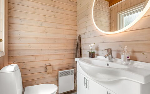 Iorund - 10Km from the Sea: Sol, Luminaire Plomberie, Bois, Sol, Lavabo, Évier, Design Intérieur, Salle De Bains, Robinet, Plomberie