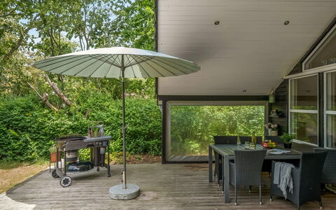 Iorund - 10Km from the Sea: Bois, Meubles, Mobilier De Jardin, Chaise, Table, Ombre, Tableau De Plein Air, Table Cuisine Et Salle A Manger, Pot De Fleur, Porche