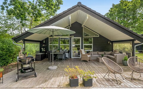 Iorund - 10Km from the Sea: Toit, Domicile, Chalet, Jardin, Biens, Porche, Ombre, Siding, Pelouse, Cour