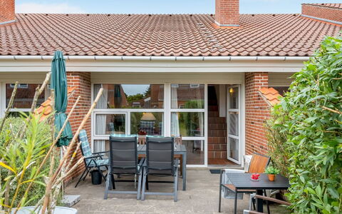 Melle - 500M from the Sea: Toit, Maison, Domicile, Chalet, Porte, Siding, Plate-Forme, Porche, Planche, Dur