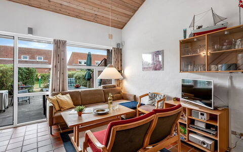 Melle - 500M from the Sea: Toit, Maison, Domicile, Chalet, Porte, Siding, Plate-Forme, Porche, Planche, Dur