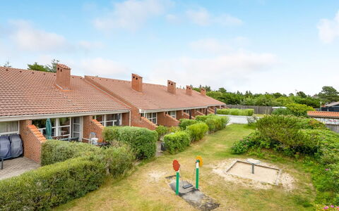 Melle - 500M from the Sea: Toit, Maison, Domicile, Chalet, Porte, Siding, Plate-Forme, Porche, Planche, Dur