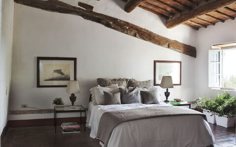 Podere Sangiovese, Pool and View in Chianti: Meubles, Mur, Design Intérieur, Chambre, Lit, Sol, Plafond, Sol, Linge, Domicile