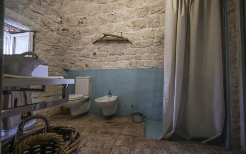 Trulli Experience, Pool, Monopoli: Mur, Luminaire Plomberie, Sol, Meubles, Sol, Design Intérieur, Salle De Bains, Lavabo, Plomberie, Robinet