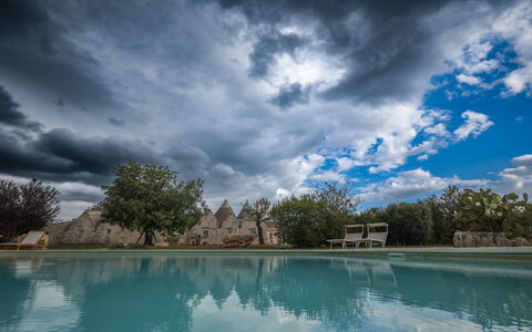Trulli Experience, Pool, Monopoli: Bleu, Lumière Du Soleil, Piscine, Soirée, Meteorologique Phénomène, Cumulus, Crépuscule, Ombre