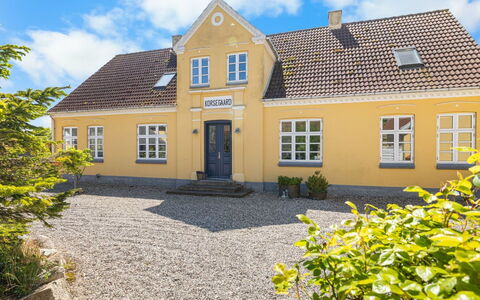 Goti - 850M from the Sea: Toit, Maison, Domicile, Chalet, Porte, Siding, Plate-Forme, Porche, Planche, Dur