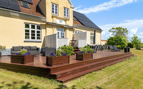 Goti - 850M from the Sea: Toit, Maison, Domicile, Chalet, Porte, Siding, Plate-Forme, Porche, Planche, Dur