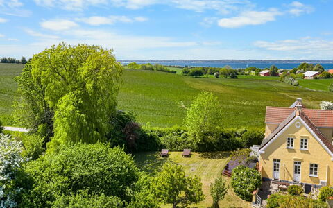 Goti - 850M from the Sea: Toit, Maison, Domicile, Chalet, Porte, Siding, Plate-Forme, Porche, Planche, Dur