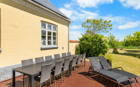 Goti - 850M from the Sea: Toit, Maison, Domicile, Chalet, Porte, Siding, Plate-Forme, Porche, Planche, Dur