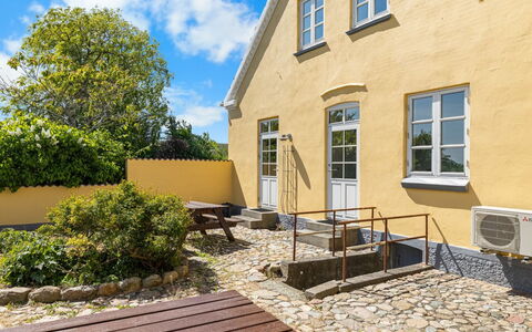 Goti - 850M from the Sea: Toit, Maison, Domicile, Chalet, Porte, Siding, Plate-Forme, Porche, Planche, Dur