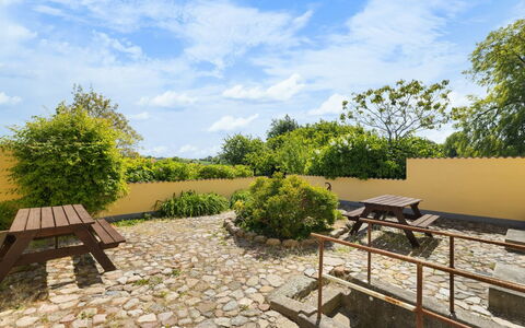 Goti - 850M from the Sea: Toit, Maison, Domicile, Chalet, Porte, Siding, Plate-Forme, Porche, Planche, Dur