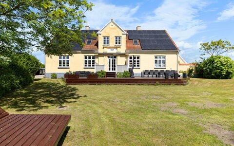 Goti - 850M from the Sea: Toit, Maison, Domicile, Chalet, Porte, Siding, Plate-Forme, Porche, Planche, Dur