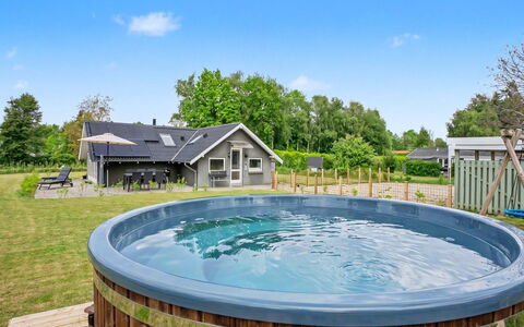 Hielm - 490M from the Sea: Bleu, Nuage, Lot Terre, Jardin, Aménagement Paysager, Piscine, Biens, Cour, Loisir, Eco Hôtel