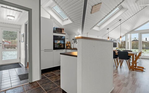 Hielm - 490M from the Sea: Sol, Bois, Sol, Plafond, Design Intérieur, Parquet, Cuisine, Comptoir, Pièce, Luminaire