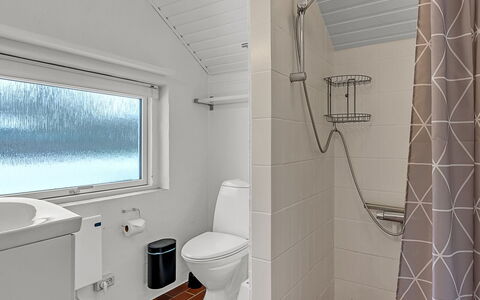 Hielm - 490M from the Sea: Luminaire Plomberie, Salle De Bains, Sol, Sol, Plafond, Design Intérieur, Toilette, Plomberie, Évier, Robinet