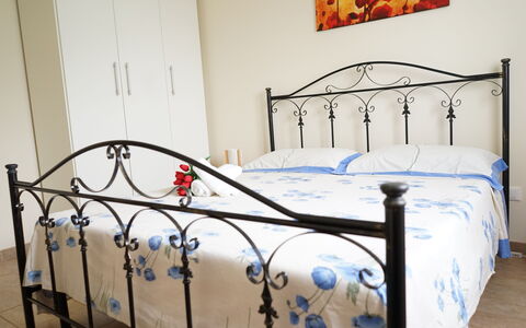 Villa Antony: Lit, Meubles, Chambre, Literie, Drap De Lit, Design Intérieur, Linge, Cadre De Lit, Sol, Sol