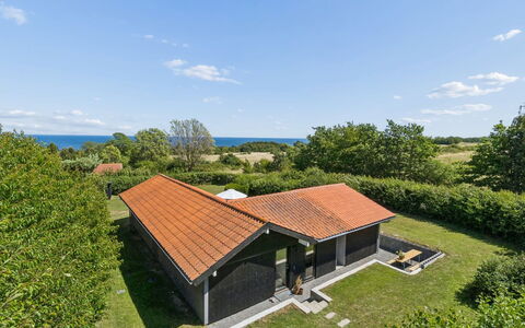 Karlotta - 500M from the Sea: Toit, Maison, Domicile, Chalet, Biens, Ombre, Ferme, Pelouse, Porche, Aménagement Paysager