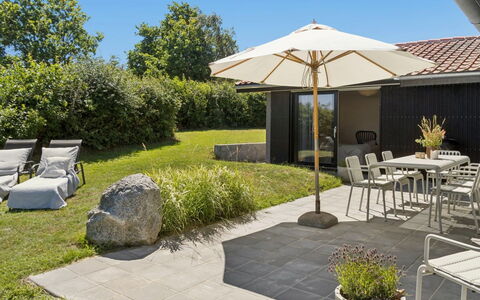 Karlotta - 500M from the Sea: Mobilier De Jardin, Meubles, Jardin, Ombre, Parapluie, Chaise, Aménagement Paysager, Tableau De Plein Air, Arrière-Cour, Dalle