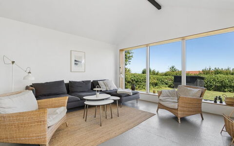 Karlotta - 500M from the Sea: Bois, Sol, Meubles, Sol, Design Intérieur, Canapé, Domicile, Plafond, Salon, Chaise