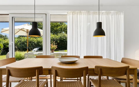 Karlotta - 500M from the Sea: Meubles, Design Intérieur, Bois, Table Cuisine Et Salle A Manger, Salle À Manger, Sol, Table, Luminaire, Chaise, Sol