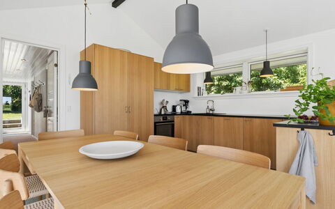 Karlotta - 500M from the Sea: Meubles, Design Intérieur, Sol, Bois, Cuisine, Luminaire, Comptoir, Plafond, Sol, Table Cuisine Et Salle A Manger
