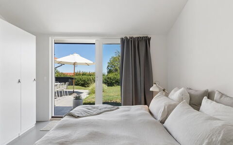 Karlotta - 500M from the Sea: Plafond, Chambre, Sol, Sol, Design Intérieur, Domicile, Lit, Meubles, Linge